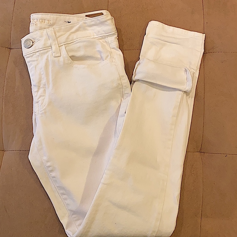 LIKE NEW AE cute white regular rise jeans!
